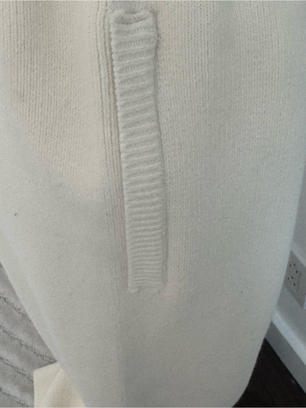 ALO Yoga Ivory Scholar straight leg sweatpants. - Picture 8 of 10